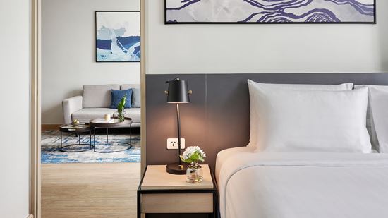 ห้องนอนมาสเตอร์ ของอพาร์ตเมนท์ 2 ห้องนอน - โรงแรม ชามา เลควิว อโศก กรุงเทพ เซอร์วิส อพาร์ทเมนท์