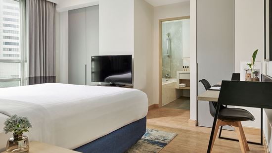 ห้องนอนมาสเตอร์ ของอพาร์ตเมนท์ 2 ห้องนอน - โรงแรม ชามา เลควิว อโศก กรุงเทพ เซอร์วิส อพาร์ทเมนท์