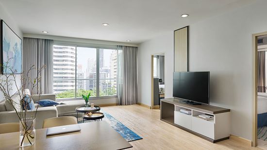 ห้องนั่งเล่นพร้อมโต๊ะรับประทานอาหาร ของห้องอพาร์ตเมนท์ 2 ห้องนอน - โรงแรม ชามา เลควิว อโศก กรุงเทพ