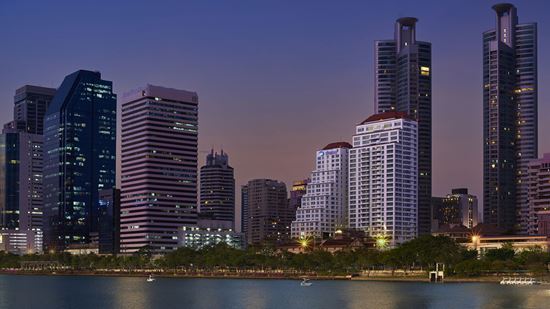 บรรยากาศ และวิวทะเลสาบ ยามค่ำคืน ด้านนอก โรงแรม ชามา เลควิว อโศก กรุงเทพ