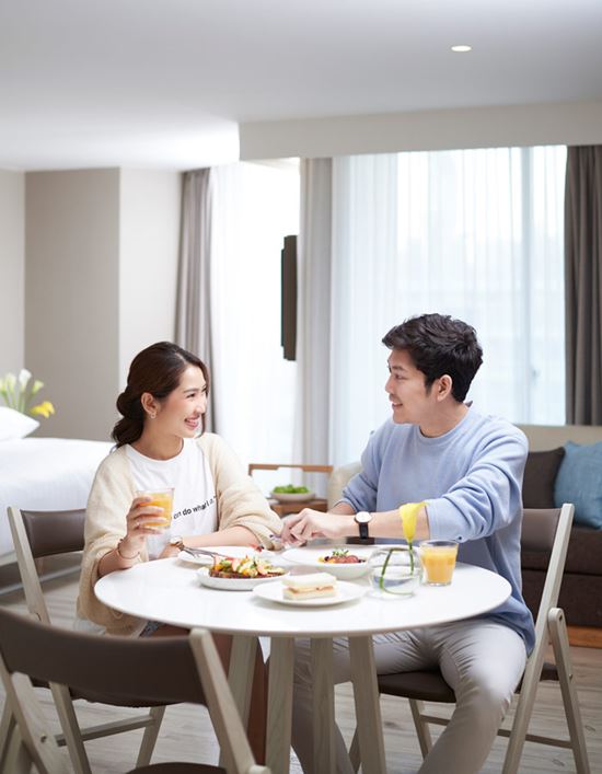 พื้นที่นั่งเล่นของห้องดีลักซ์หัวมุม - ชามา เย็นอากาศ กรุงเทพฯ